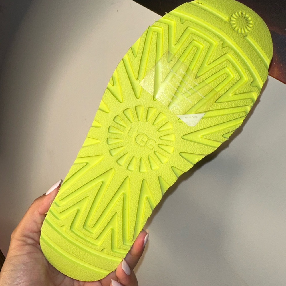 Ugg’s Neon - Picture 7 of 9